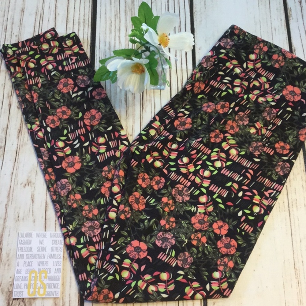 🌺Flower print pink  & black silky soft NWT O/S